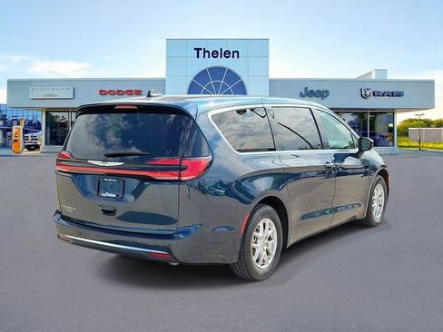 Used 2023 Chrysler Pacifica Touring-L FWD image 4