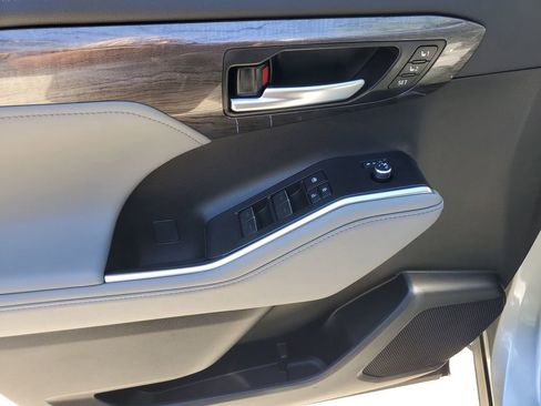 Used 2024 Toyota Highlander Limited image 30