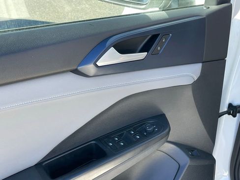 Certified 2024 Volkswagen Taos SE image 11