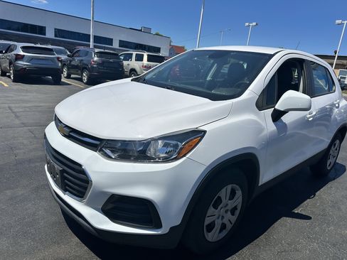 Used 2018 Chevrolet Trax LS FWD image 3