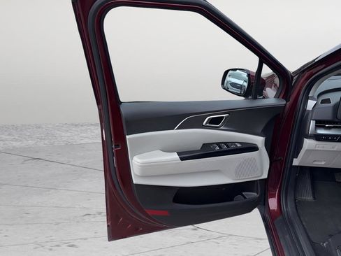 Used 2024 Kia Carnival LX image 13