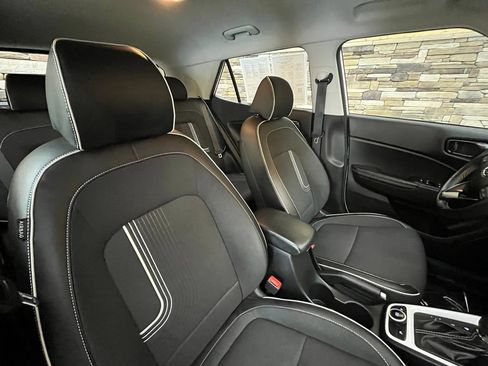 Used 2024 Hyundai Venue Limited FWD image 29