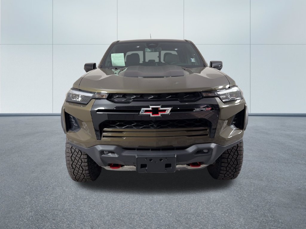 Used 2025 Chevrolet Colorado ZR2 w/ Technology Package AWD/4WD image 2