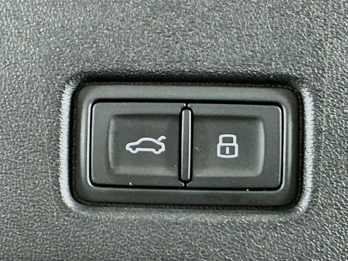 Used 2023 Audi Q4 e-tron Prestige AWD/4WD image 31