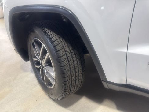 Used 2018 Jeep Grand Cherokee Limited image 3