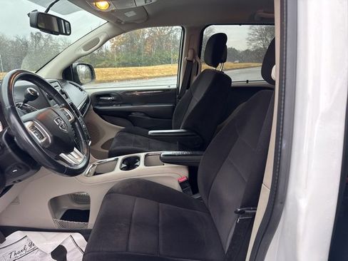 Used 2013 Dodge Grand Caravan SXT w/ UConnect Hands-Free Group image 16