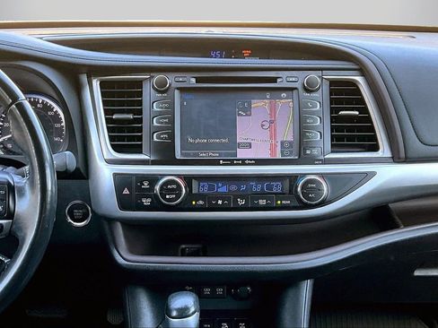 Used 2017 Toyota Highlander XLE w/ Protection Package #3 AWD/4WD image 12