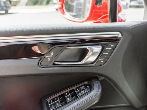 Used 2023 Porsche Macan image 17