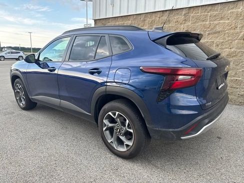 Used 2024 Chevrolet Trax LT w/ Sunroof Package FWD image 7