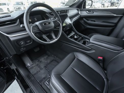 Used 2025 Jeep Grand Cherokee Limited image 6