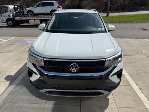 Certified 2024 Volkswagen Taos SE image 2