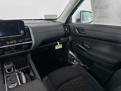 New 2025 Nissan Pathfinder SV image 30