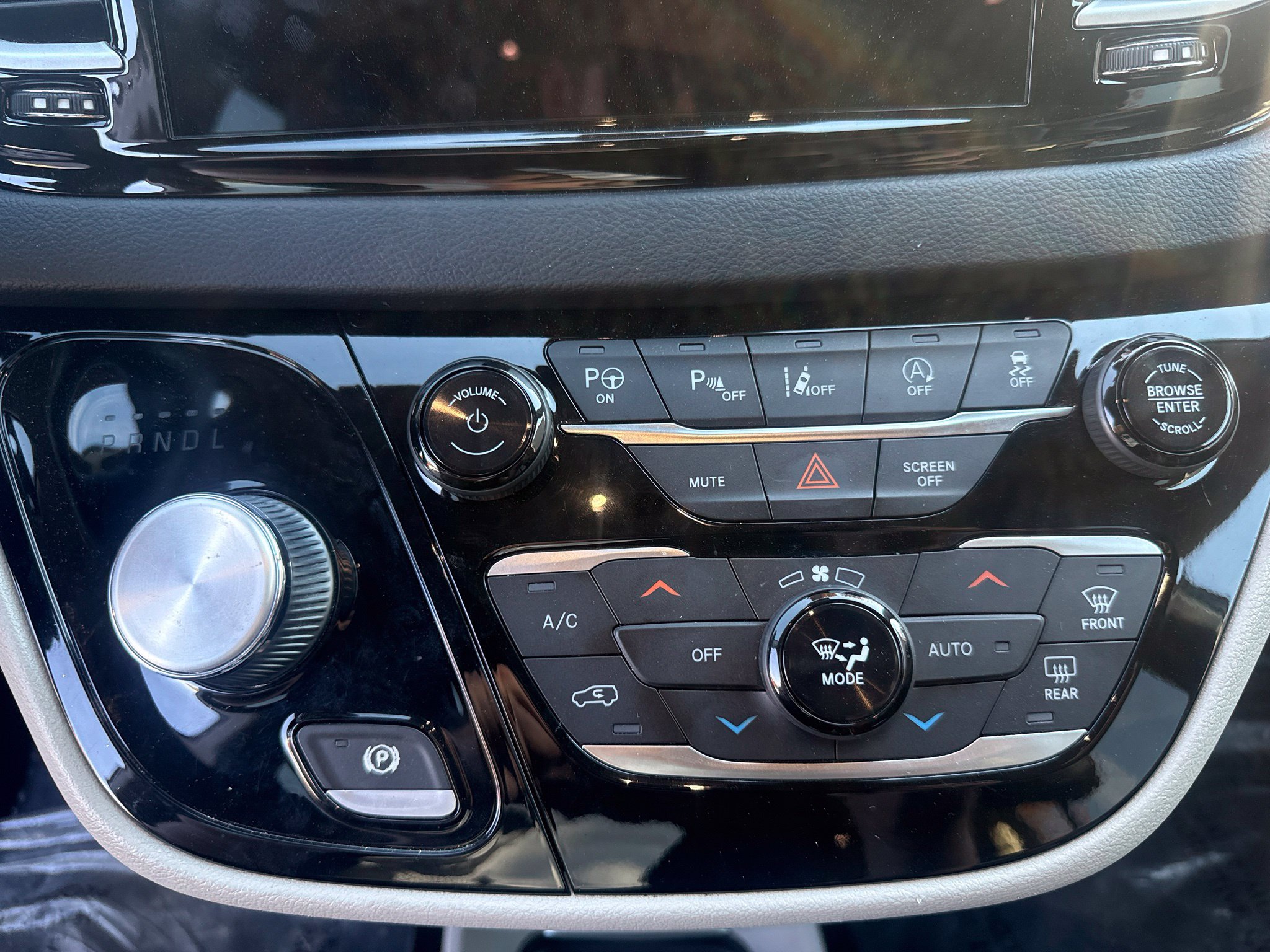 Used 2022 Chrysler Pacifica Touring-L w/ Uconnect Theater Family Group FWD image 25