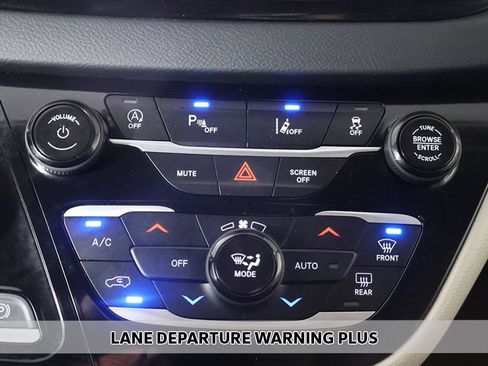 Used 2023 Chrysler Pacifica Touring-L image 5