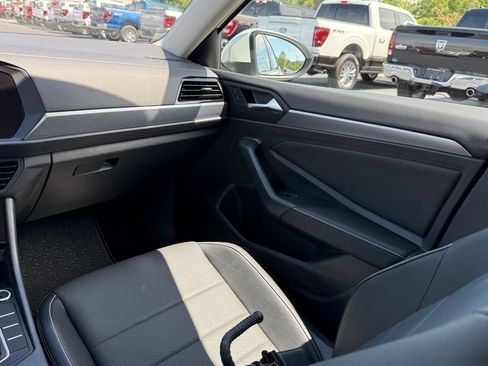 Used 2023 Volkswagen Jetta SE FWD image 12