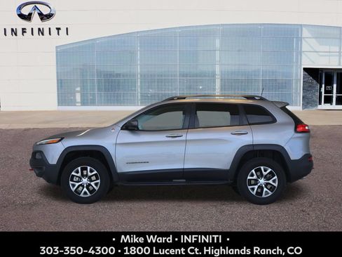 Used 2018 Jeep Cherokee Trailhawk AWD/4WD image 2