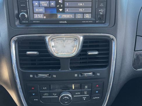Used 2013 Chrysler Town & Country Touring image 25