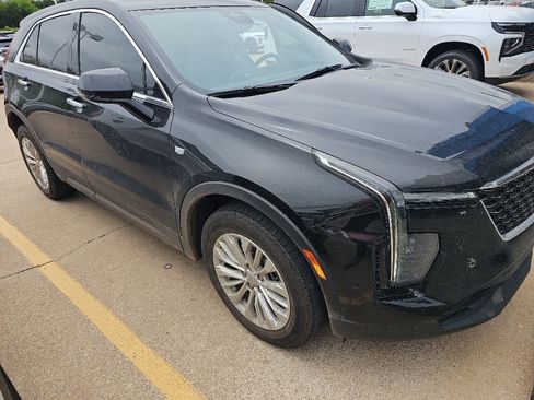 Used 2024 Cadillac XT4 Luxury w/ Cold Weather Package FWD image 6