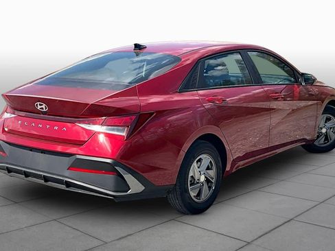 Used 2025 Hyundai Elantra SE FWD image 13