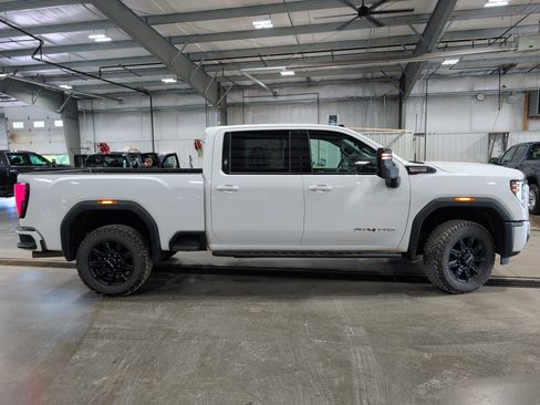 Used 2025 GMC Sierra 2500 AT4 w/ AT4 Premium Plus Package AWD/4WD image 2