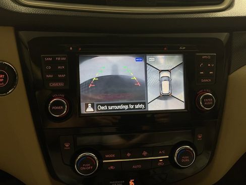 Used 2015 Nissan Rogue SL w/ SL Premium Package image 4