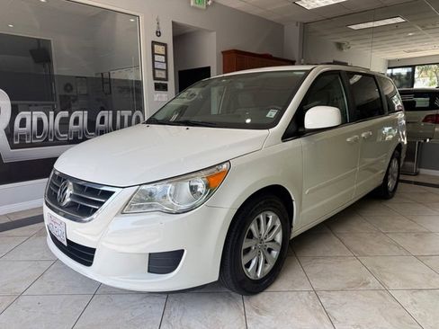 Used 2012 Volkswagen Routan SE FWD image 3
