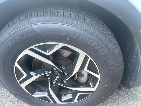 Used 2025 Kia Sportage LX image 8