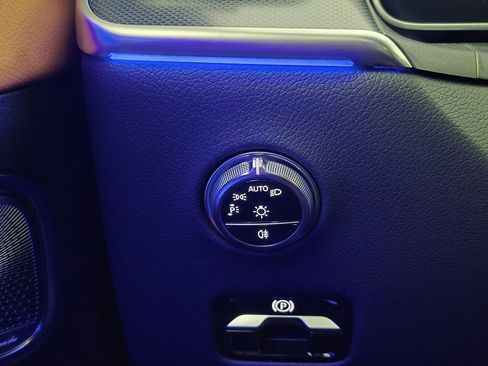 Used 2025 Mercedes-Benz GLC 300 4MATIC image 24