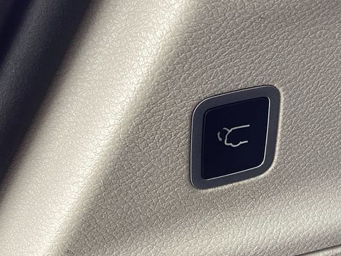 Used 2018 Chrysler Pacifica Touring Plus w/ Tire & Wheel Group image 31