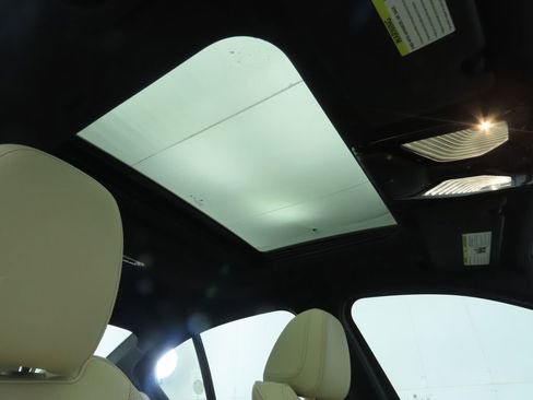 Used 2025 BMW 330i Sedan w/ Premium Package image 20