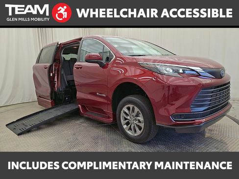 Used 2024 Toyota Sienna LE FWD image 1