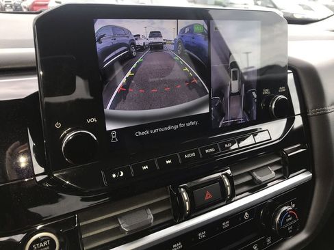 Used 2024 Nissan Pathfinder Platinum image 17