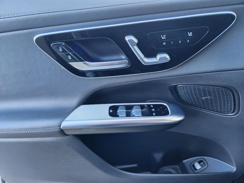 Used 2024 Mercedes-Benz GLC 300 4MATIC image 23