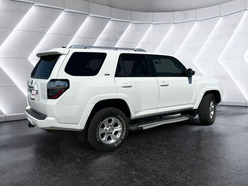 Used 2018 Toyota 4Runner SR5 AWD/4WD image 4