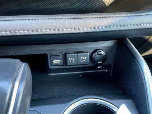 Used 2020 Toyota Highlander XLE image 31