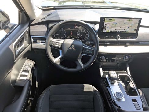 Used 2025 Mitsubishi Outlander SE AWD/4WD image 19