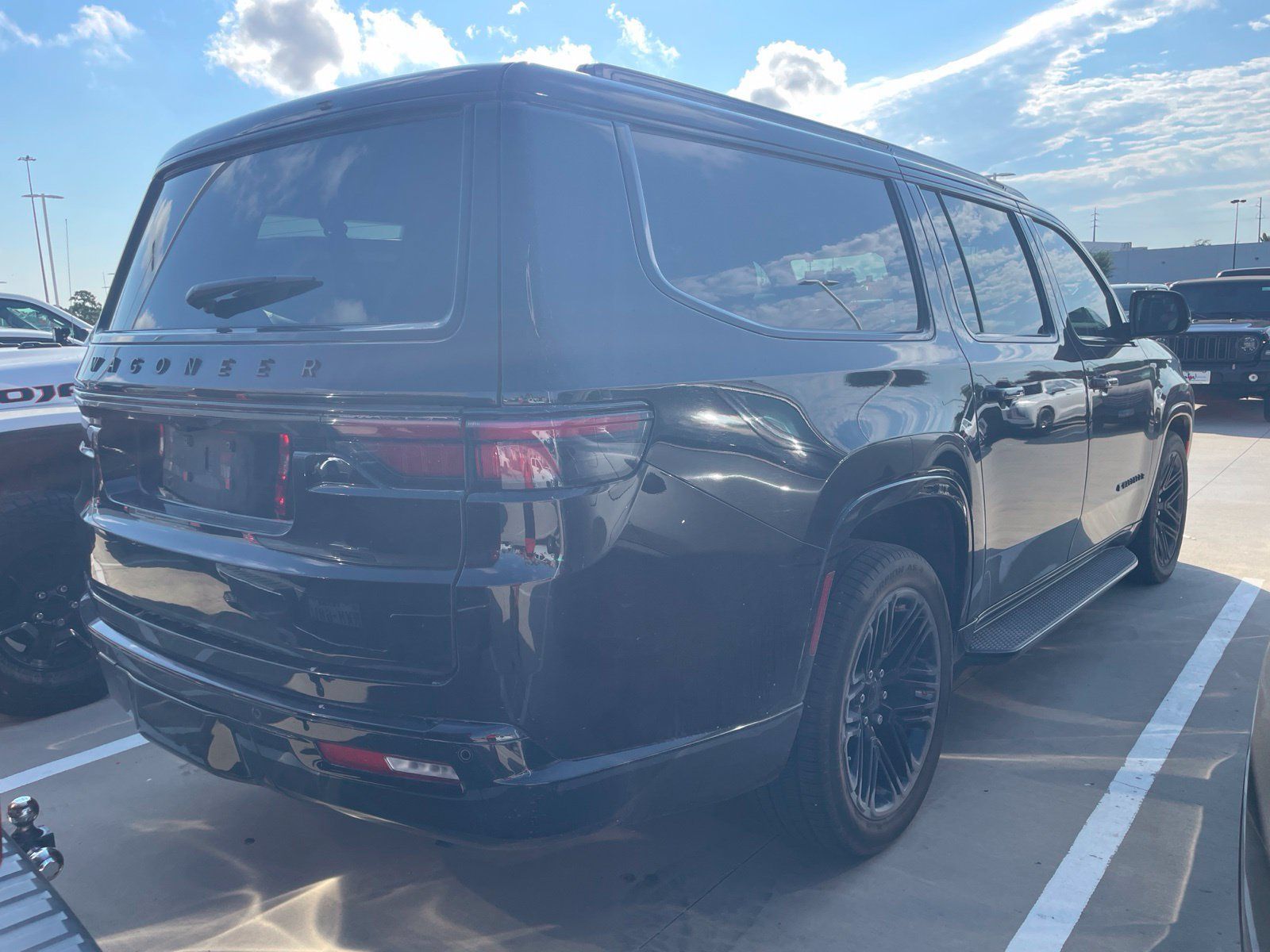 Used 2024 Jeep Wagoneer L Series II AWD/4WD image 4