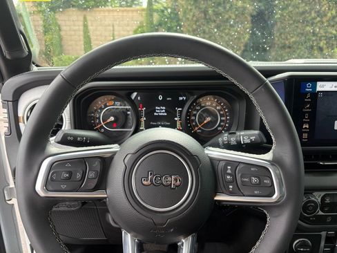 Used 2025 Jeep Wrangler Unlimited Sahara AWD/4WD image 28