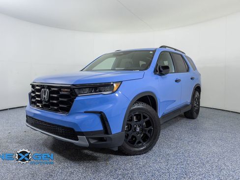 Used 2025 Honda Pilot TrailSport image 3