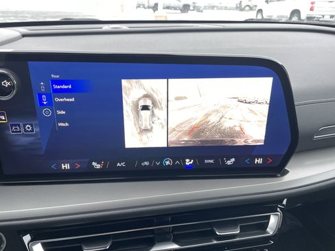 Used 2025 Chevrolet Traverse LT w/ Sun and Wheel Package image 14