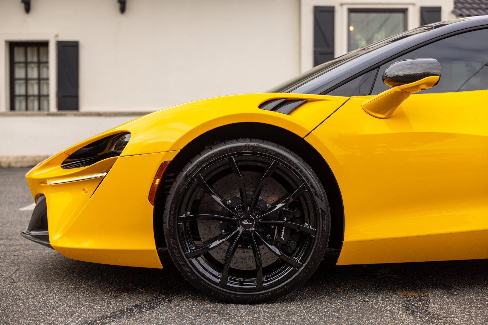 Used 2023 McLaren Artura RWD image 9