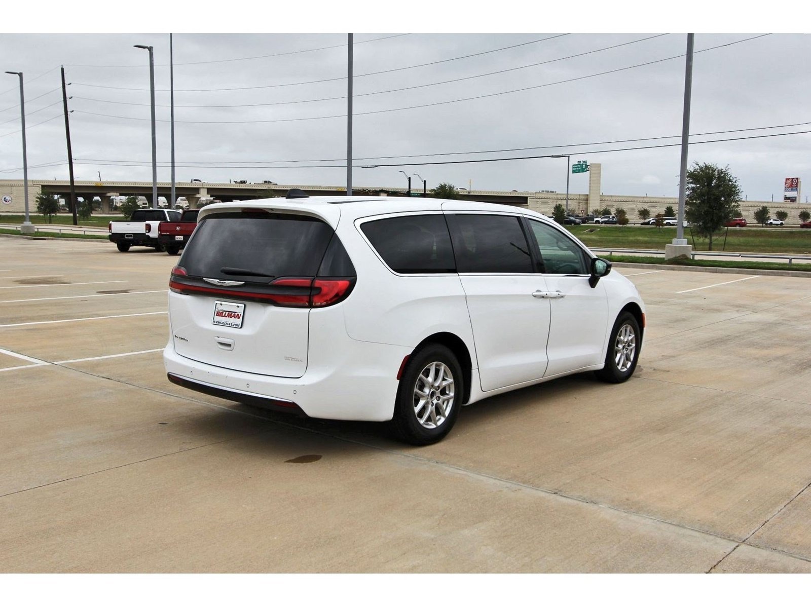 Used 2024 Chrysler Pacifica Touring-L FWD image 7