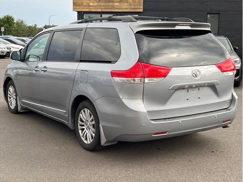 Used 2013 Toyota Sienna XLE w/ Entertainment Pkg FWD image 2