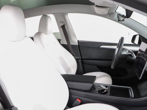 Used 2025 Tesla Model Y Performance image 24