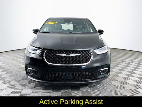 Used 2025 Chrysler Pacifica Select image 4