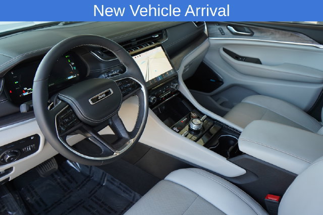 Used 2022 Jeep Grand Cherokee Overland w/ Luxury Tech Group IV AWD/4WD image 27