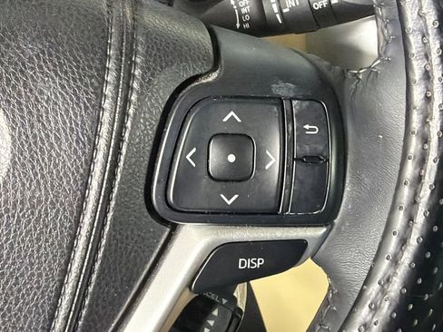 Used 2015 Toyota Highlander Plus FWD image 26
