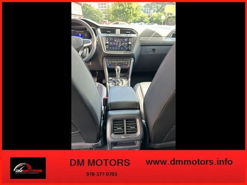 Used 2022 Volkswagen Tiguan SE w/ Panoramic Sunroof Package AWD/4WD image 17