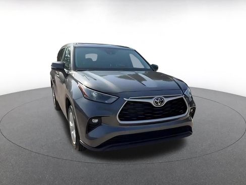 Used 2025 Toyota Highlander LE FWD image 3