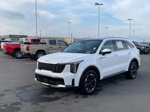 Certified 2025 Kia Sorento S w/ Panoramic Sunroof Package image 3
